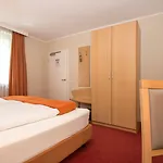Locals Stadthotel Hotel