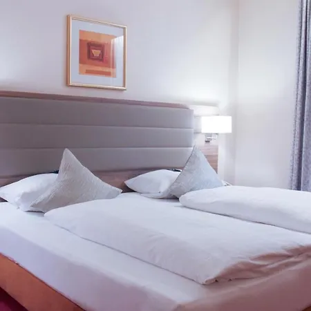 Locals Stadthotel Otel 3*