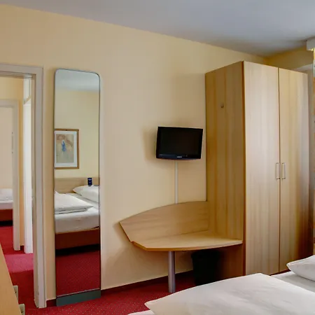 מלון Locals Stadthotel 3*