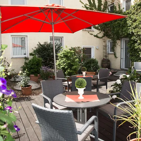 מלון Locals Stadthotel 3*