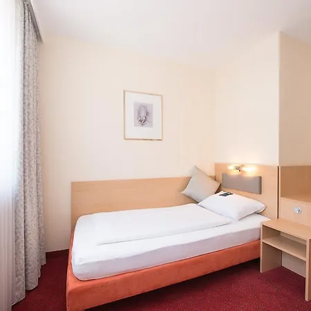 Locals Stadthotel ホテル