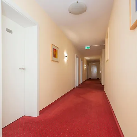 Locals Stadthotel 3*