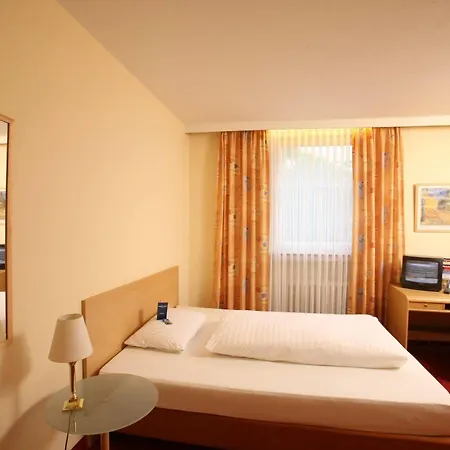 מלון Locals Stadthotel 3*