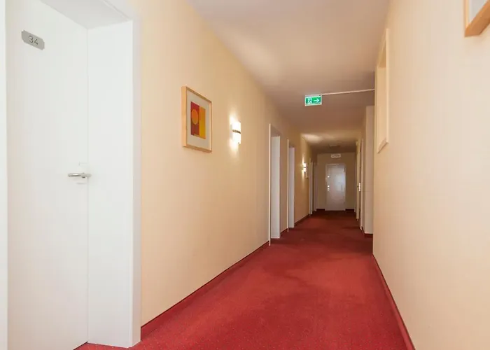 Locals Stadthotel 3*